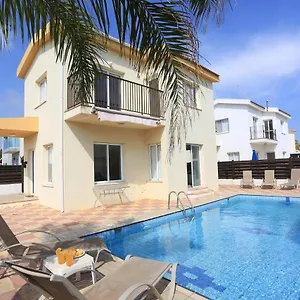 https://seabreeze-villa.hotelsatayianapa.com